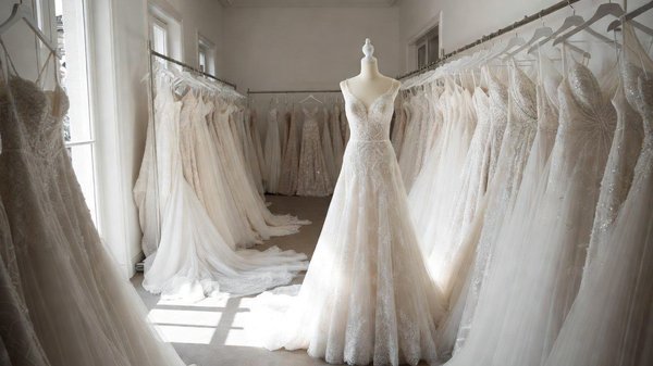 Comment choisir la robe parfaite pour un mariage en 2026