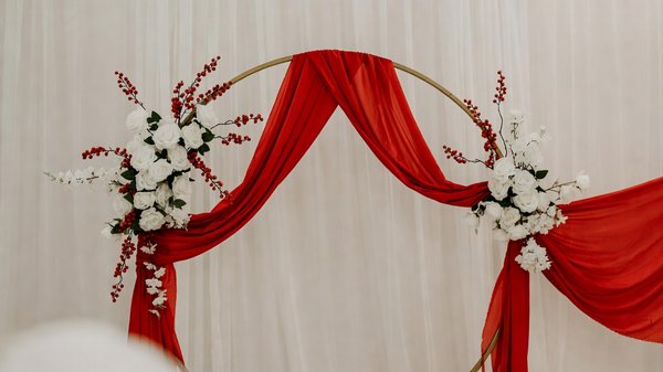 Décoration mariage rouge et blanc : astuces pour une ambiance élégante et chaleureuse